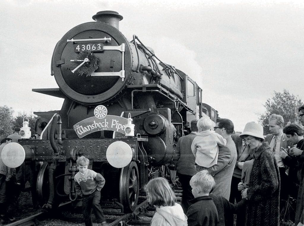 ‘The Wansbeck Piper’ stops at Angerton. Note the white buffers on No. 43063.